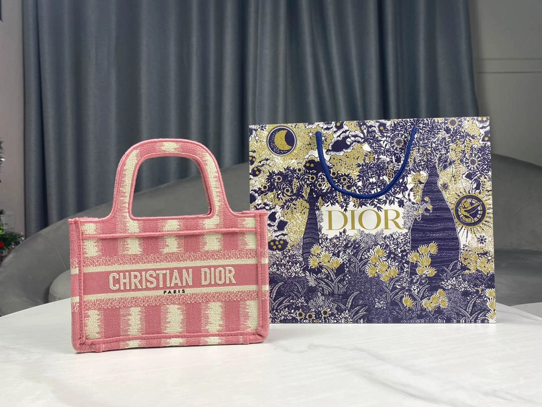 Book Tote handbag size: 22.5 x 24 x 8 cm