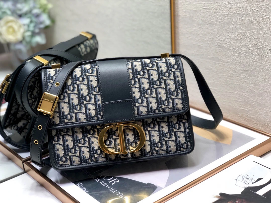 30 Montaigne Size: 24cm
