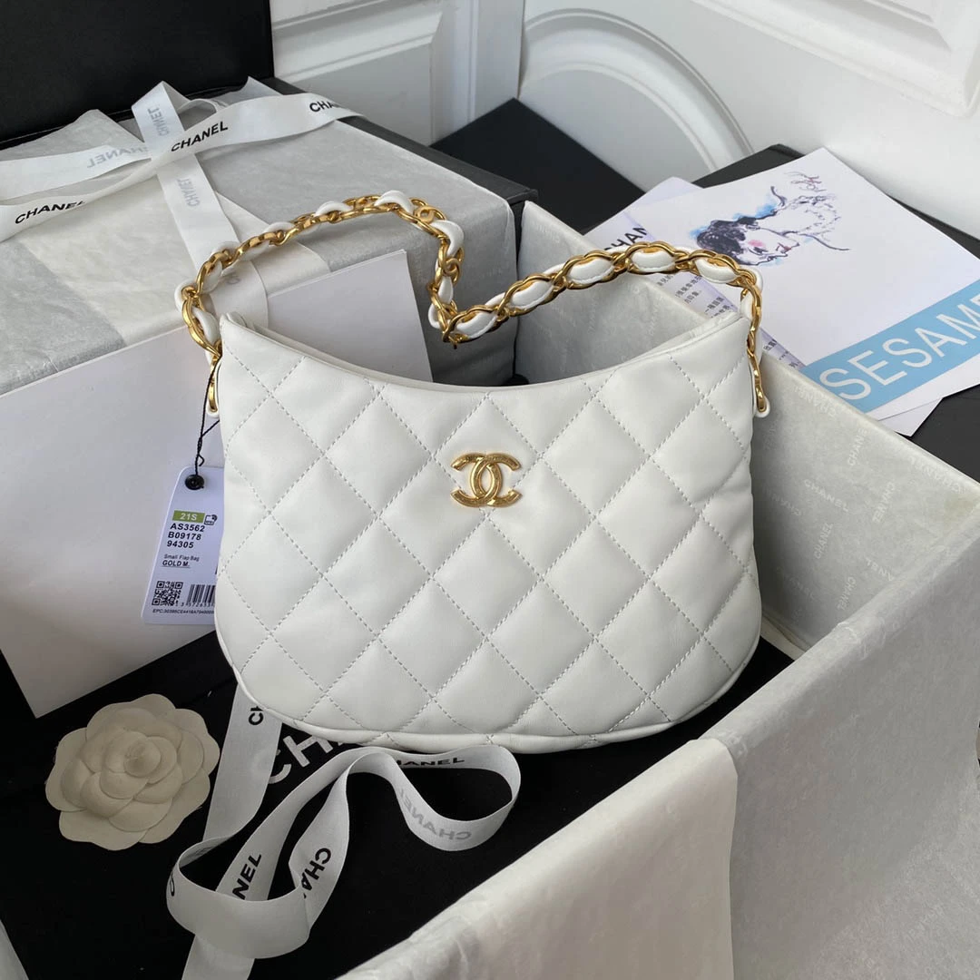CHANE size: 17.5X24X6cm