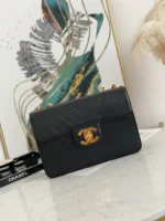Can be one-shoulder, cross-body, handbag Size: 30.21.8cm
