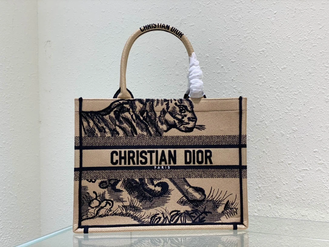 Book Tote Handbag Size: 36 x 27.5 x 16.5 cm