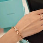 Tiffany Knot Wire Bangle in White Gold with Diamonds - 图片 2