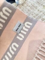 gray and pink scarf - 图片 10