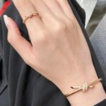 Tiffany Knot Wire Bangle in White Gold with Diamonds - 图片 7