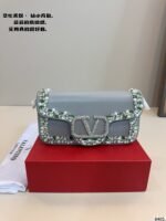 Valentino Garavani Locò Small Shoulder Bag In Laminated Calfskin With Jewel Logo - 图片 7