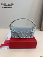 Valentino Garavani Locò Small Shoulder Bag In Laminated Calfskin With Jewel Logo - 图片 5