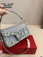Valentino Garavani Locò Small Shoulder Bag In Laminated Calfskin With Jewel Logo - 图片 3