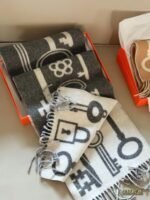 H Gray beige and black scarves - 图片 9