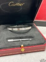 LOVE bracelet, medium model, paved - 图片 17