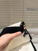 Chanel Cashmere Silk CC Knitted Scarf White - 图片 8