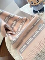 gray and pink scarf - 图片 18