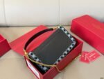 Valentino Garavani Locò Small Shoulder Bag In Laminated Calfskin With Jewel Logo black - 图片 4