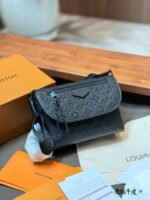 LV PULSE Black Knight Messenger Bag - 图片 7